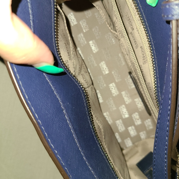 Shoulder bag .. Blue floral .. Barely,  used..No tears, stains, inside/out - Picture 4 of 4